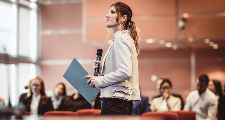 Femme s'adressant à un groupe de personnes