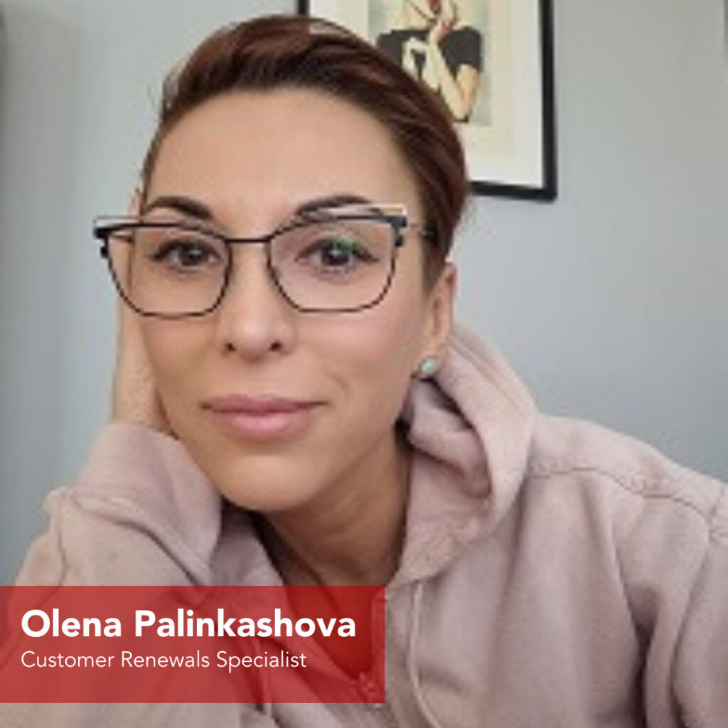 Photo d'une femme souriante portant des lunettes avec une peinture abstraite en arrière-plan